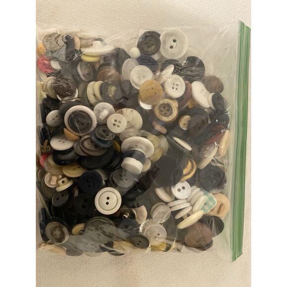 Vintage Buttons 2+ Pounds Plastic Metal Craft Sewing Lot Grandma's Collect Mixed - Picture 6 of 8